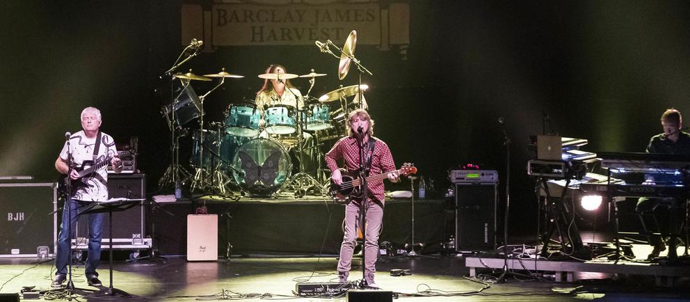 John Lees, Kevin Whitehead, Craig Fletcher und Jez Smith von John Lees' Barclay James Harvest bei einem Konzert in Hannover 2018. 