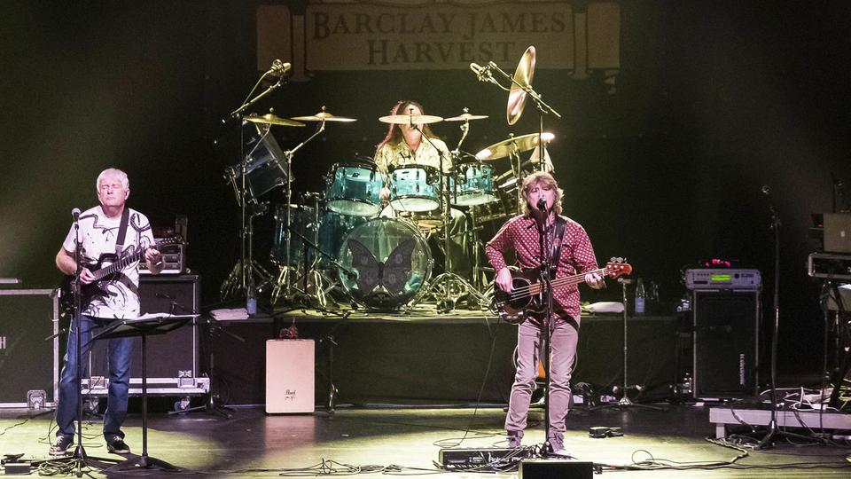 John Lees, Kevin Whitehead, Craig Fletcher und Jez Smith von John Lees' Barclay James Harvest bei einem Konzert in Hannover 2018. 