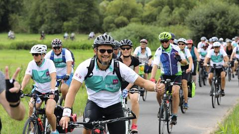 Eine Gruppe Radfahrer lcht in die Kamera.