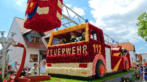 Ein in Rosen umhülltes Feuerwehrauto beim Rosenkorso. 