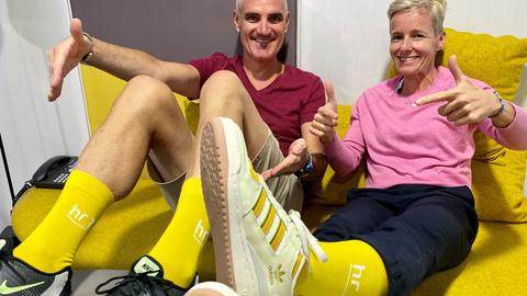 Tim Frühling und Simone Reuthal mit den neuen hr1-Socken