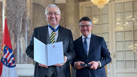 hr1-Moderator Werner Reinke mit der Urkunde und der hessische Ministerpräsident Boris Rhein