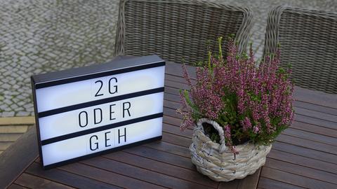 2G-Schild vor einer Gaststätte. 