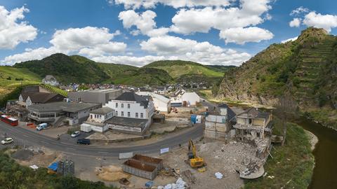 Zwei Jahre nach der Flutkatastrophe an der Ahr werden immer noch Häuser abgerissen (Panorama-Aufnahme mit Drohne). 