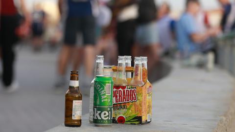 Leere Alkoholflaschen am Strand von Arenal auf Mallorca. 