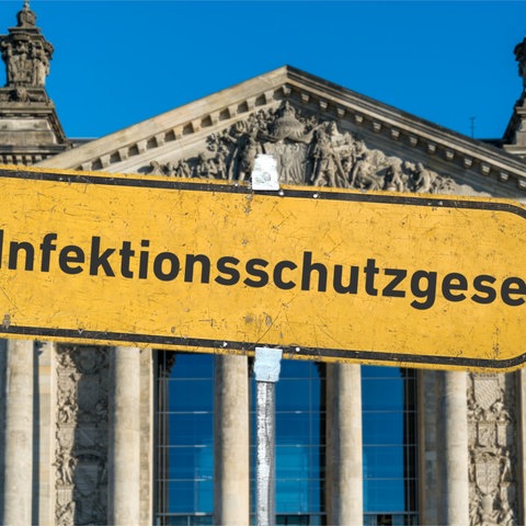 Schild "Infektionsschutzgesetz" vor dem Bundestag.