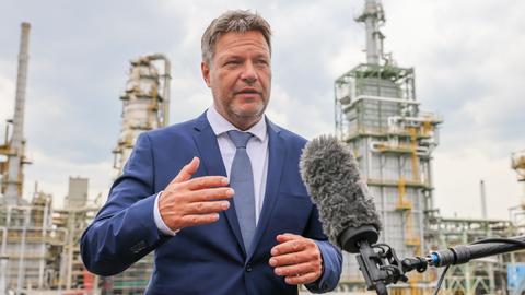 Robert Habeck (Bündnis 90/Die Grünen), Bundesminister für Wirtschaft und Klimaschutz, besucht die Total Raffinerie Leuna.