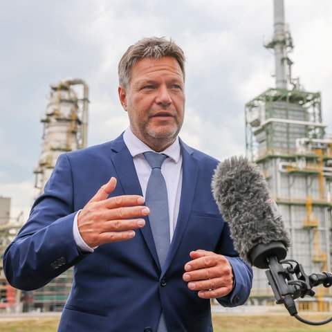 Robert Habeck (Bündnis 90/Die Grünen), Bundesminister für Wirtschaft und Klimaschutz, besucht die Total Raffinerie Leuna.