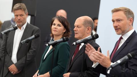 Robert Habeck (l-r), Bundesvorsitzender von Bündnis 90/Die Grünen, Annalena Baerbock, Bundesvorsitzende von Bündnis 90/Die Grünen, Olaf Scholz, SPD-Kanzlerkandidat und Bundesminister der Finanzen, und Christian Lindner, Fraktionsvorsitzender und Parteivorsitzender der FDP