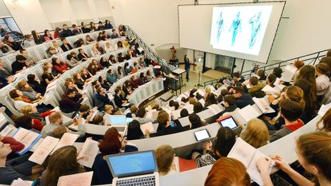 Hörsaal mit Medizinstudenten bei einer Vorlesung