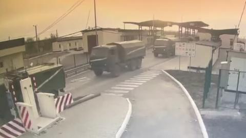 Ein Bild aus einer vom Staatlichen Grenzschutz der Ukraine veröffentlichten Videoaufzeichnung zeigt russische Militärfahrzeuge, die die Grenze von der Krim zur Ukraine überqueren.