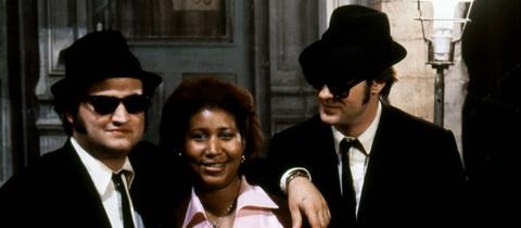 Jim Belushi, Aretha Franklin und Dan Akroyd in einer Szene des Films "Blues Brothers" (1980)