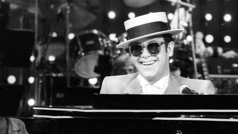 Elton John 1983 bei einem Konzert