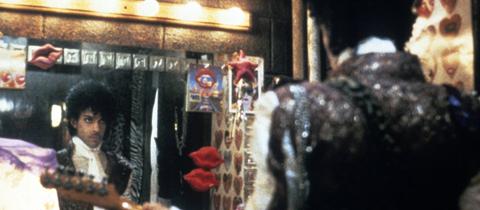 Szene aus "Purple Rain", in der Prince vor einem Garderobenspiegel steht
