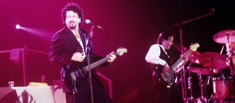 Steve Lukather und Mike Porcaro 1984 bei einem Toto-Konzert