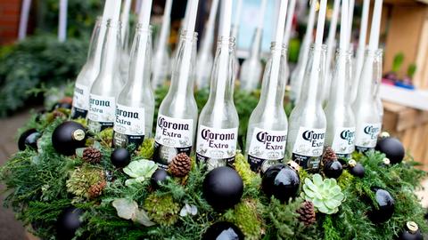 Adventskranz mit Corona-Bierflaschen als Kerzenständen. 