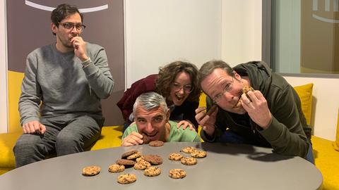 Bastian Korff, Tim Frühling mit Miriam Bott und Philipp Münscher aus dem hr1-Team beim Kekse futtern.