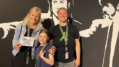 Simone Reuthal mit der achtjährigen Ellie Wrenzitzki und ihrer Mutter Anja bei der Banksy-Ausstellung in Frankfurt.