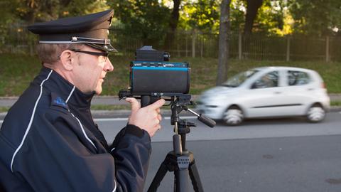 Polizist mit Blitzer