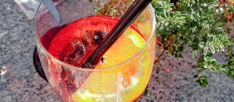 Aperol Cocktail mit einer Scheibe Orange