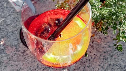 Aperol Cocktail mit einer Scheibe Orange