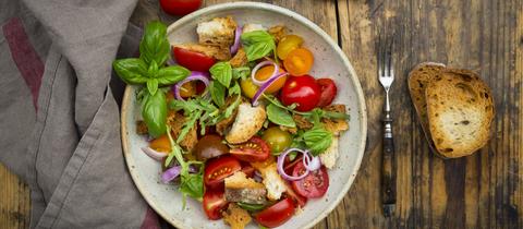 Brotsalat mit Tomaten