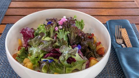 Sommersalat mit exotischen Früchten und Blüten