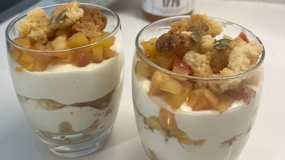 Apfelkompott a la Apfelessig mit Honig sowie Quark-Creme- und Kürbiskern-Crumble-Crunch. 