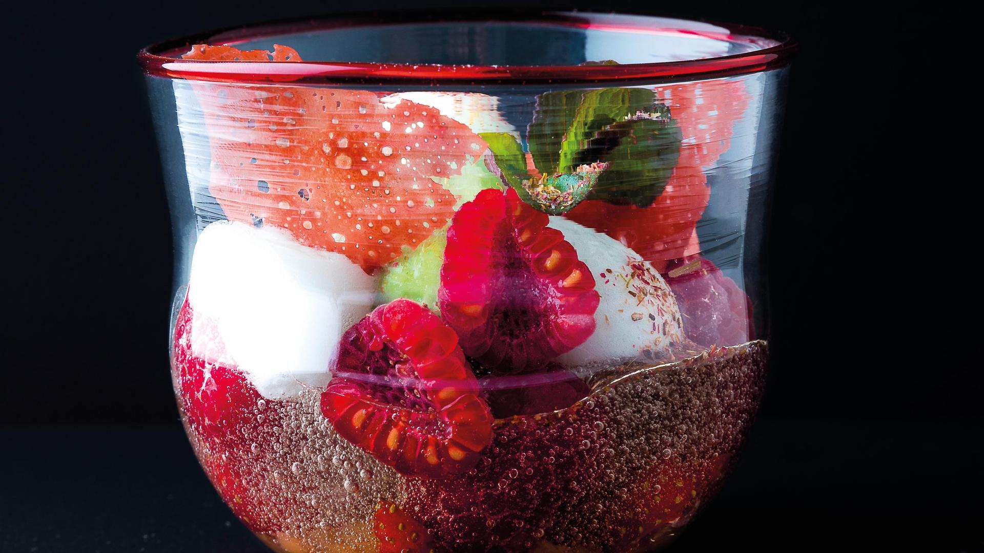 Beerendessert mit Topfenmousse und Champagnersüppchen | hr1.de | Dolce Vita