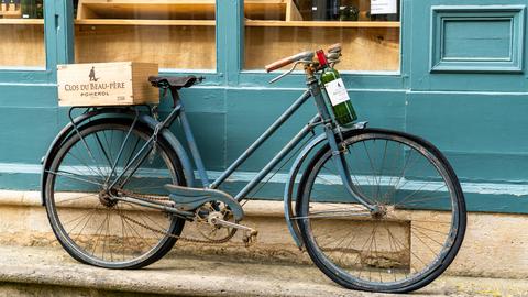 Fahrrad und Weinkiste