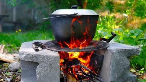 Kochen mit offenem Feuer