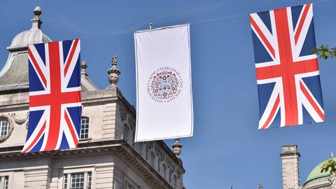 Die Regent Street Saint James ist vor der Krönung von König Charles III. mit Union Jacks-Flaggen geschmückt.