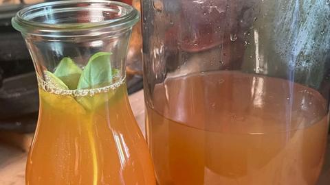 Limonade quer durchs Kräuterbeet