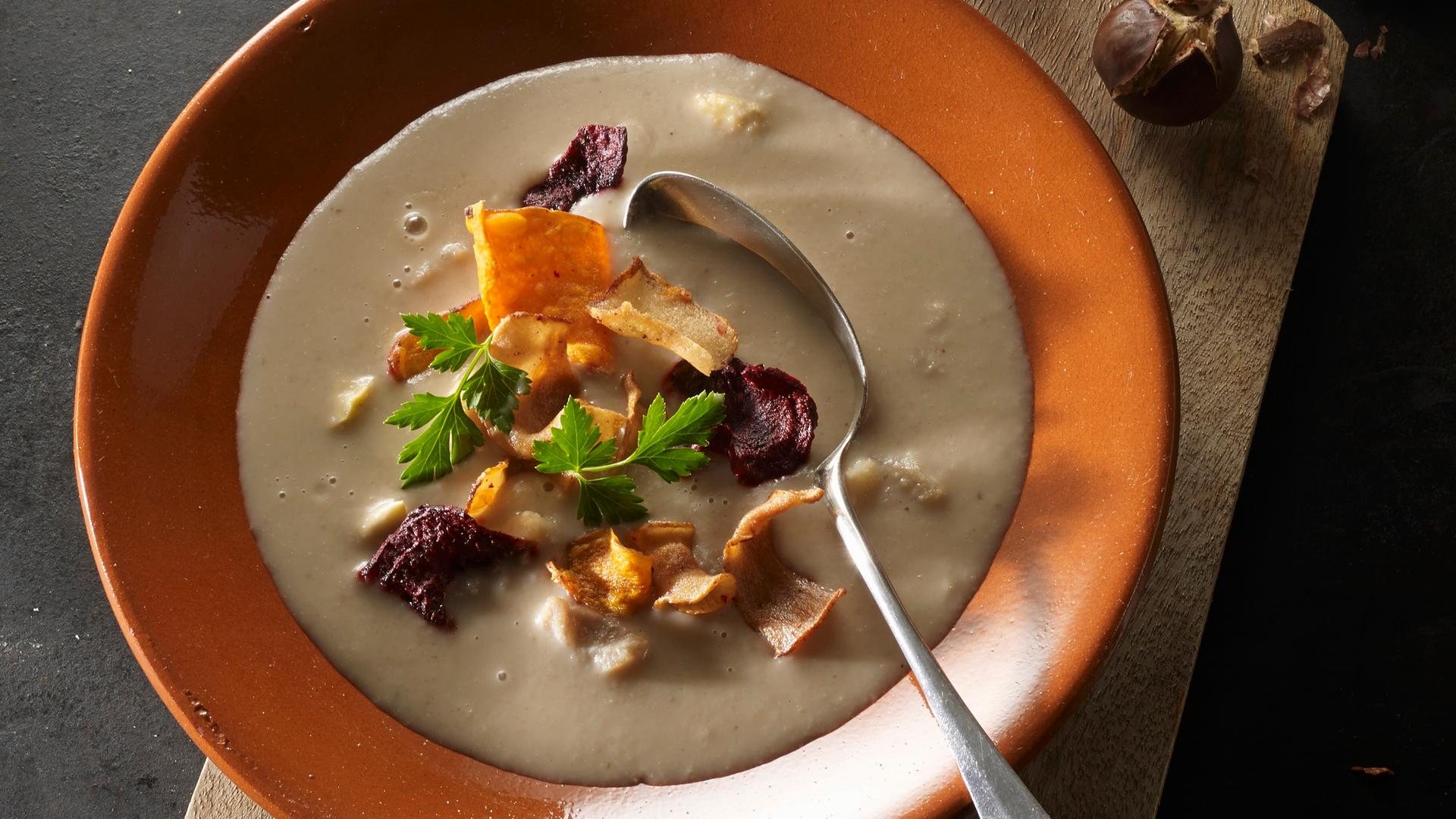 Véronique Witzigmann: Maronen-Topinambur-Suppe mit geröstetem Brot ...