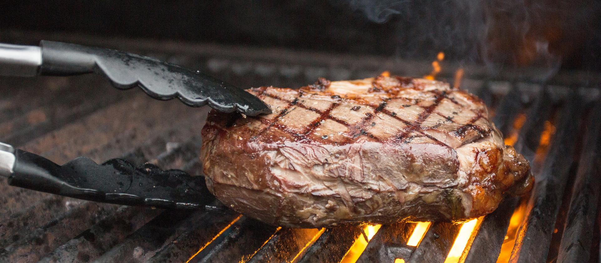 Rezept: Ribeye Steak mit gefüllter Kartoffel vom Grill, Grillgemüse ...