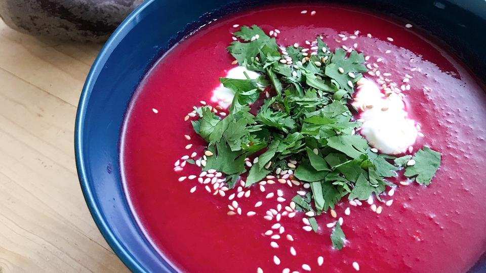 Asiatische Rote Bete Suppe mit Meerrettich-Creme und gerösteten Mandeln