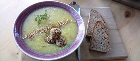 Spitzkohlsuppe mit Sesam-Frischkäse-Bällchen