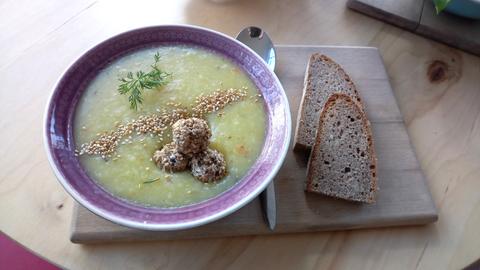 Spitzkohlsuppe mit Sesam-Frischkäse-Bällchen