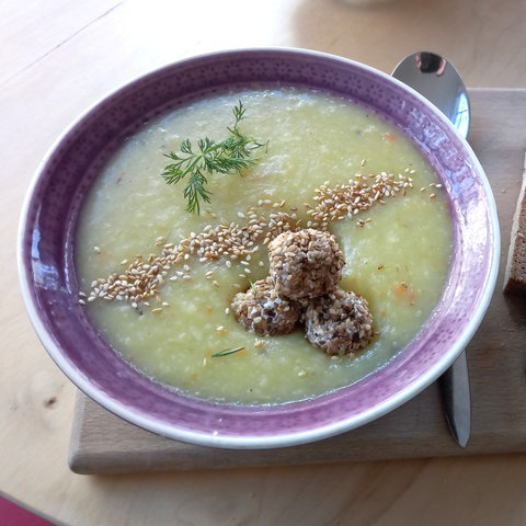 Spitzkohlsuppe mit Sesam-Frischkäse-Bällchen