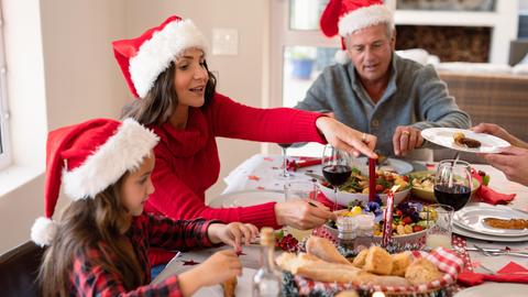 Familie beim Weihnachtsessen