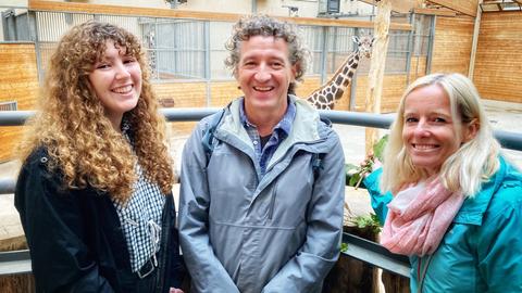 hr1-Hörer Hugo Fenzlein, seine Tochter Clara und hr1-Moderatorin Simone Reuthal bei den Giraffen im Opelzoo.