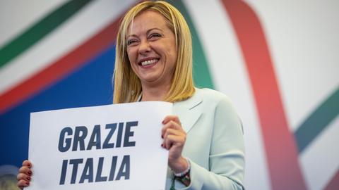 Giorgia Meloni, Vorsitzende der rechtsradikalen Partei Fratelli d'Italia (Brüder Italiens), hält ein Schild mit der Aufschrift «Grazie Italia» («Danke Italien») während einer Pressekonferenz in der Wahlkampfzentrale ihrer Partei. 