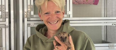 Tanja Schäfer von der Wildtierhilfe Schäfer mit einem Igel. 