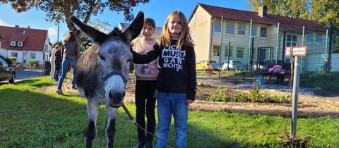 Kinder mit Esel vor dem Erlebnisgarten Frielendorf-Obergrenzebach