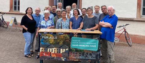 Die "Renaturierungsgruppe Schulhof" steht vor dem Hans-Memling-Haus in Seligenstadt. 