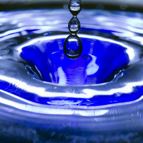 Ein Wassertropfen fällt in eine Schüssel