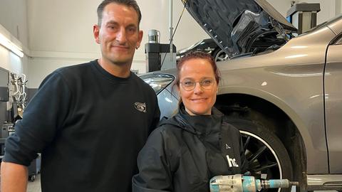 hr1 packt's an im Autohaus: Werkstattleiter Dennis Gath und Sylvia Homann