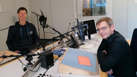 Comedian Martin Schneider (li.) mit hr1-Talkmoderator Uwe Berndt. 