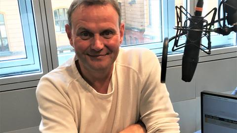 Devid Striesow im hr1-Talk-Studio
