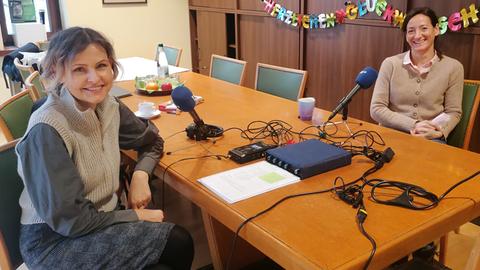 Talk-Moderatorin Marion Kuchenny (li.) im Gespräch mit Zoo-Direktorin Christina Geiger